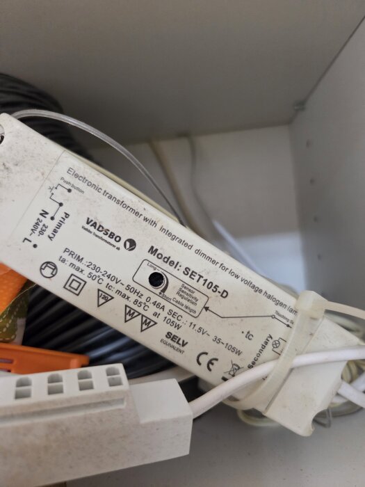 En elektronisk transformator, modell SET105-D, för lågvoltshalogenlampor med specifikationer visas.