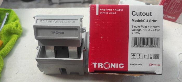 Tronic huvudsäkring 100A, 415V visas med förpackningen för enpolig brytare.