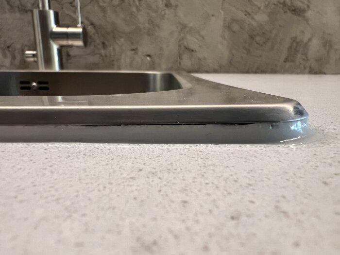 Diskho installerad i bänkskiva, synlig kantspringa och otillräcklig nedsänkning.