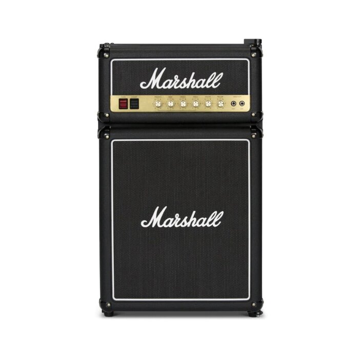 Marshall-kylskåp i form av en gitarrförstärkare med Marshall-logga och guldpanel.