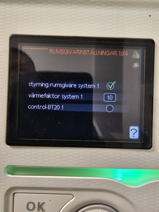 Rumsgivarinställningar på en värmepanna, visar styrning av rumsgivare system 1 med en grön bock och värmefaktor satt till 10.
