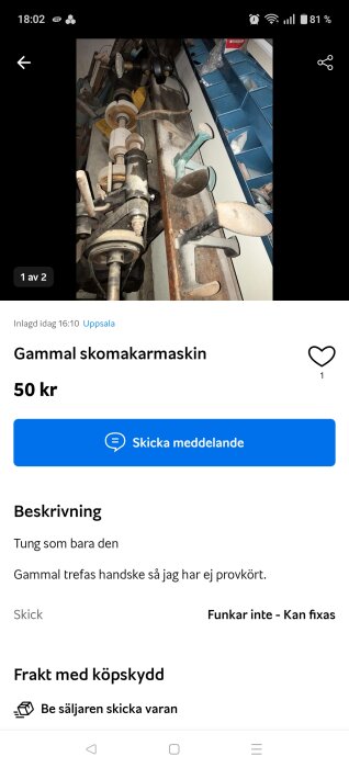 Gammal skomakarmaskin med flera arbetsredskap, stående på en arbetsbänk i ett verktygsrum.