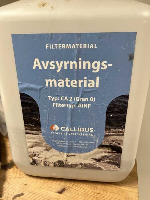 Behållare med Callidus avsyrningsmaterial, typ CA 2 (Gran 0), filtret används för kaliumpermanganat i vattenrening.