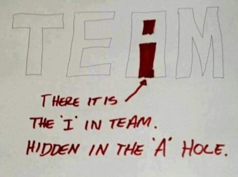 Bilden visar ordet "TEAM" med bokstaven "A" som innehåller en röd, dold "I" följt av texten "There it is, the 'I' in team. Hidden in the 'A' hole.