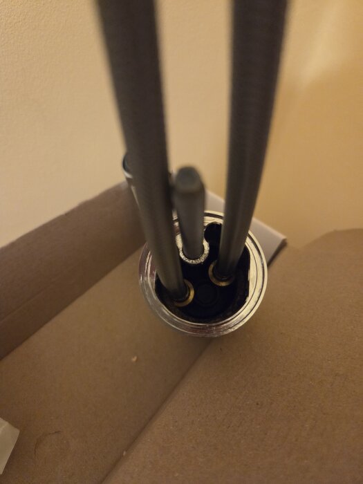 Rör ovan tvättställ med saknad tätning vid blandaranslutningen.