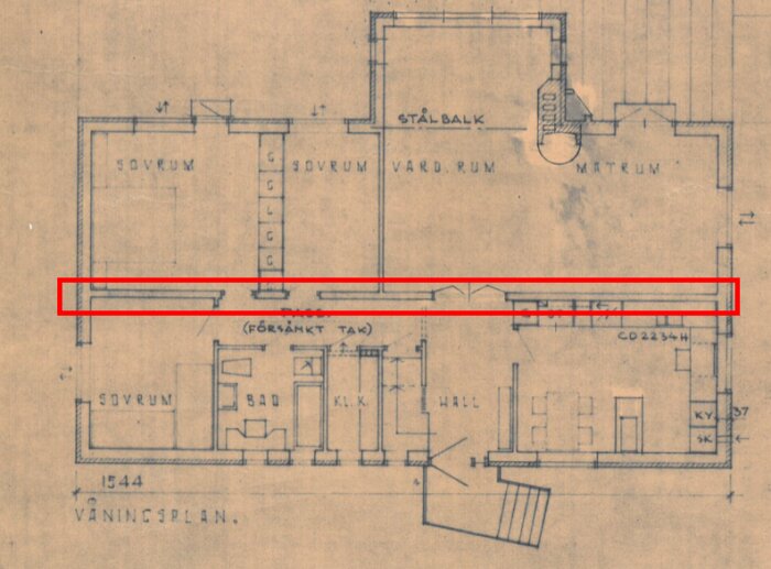 Byggnadsritning med markerad hjärtvägg i ett våningsplan, visar olika rum som sovrum, vardagsrum och kök samt väggtjocklekar.