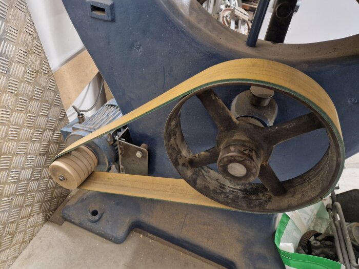 Bandsåg med monterad motor och drivhjul i mdf, flatrem problematiskt, motorfäste synligt med spända sfäriska brickor.