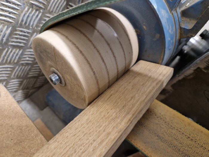 Bandsåg med monterad mdf-drivhjul och flatrem på snickeriinstallation.