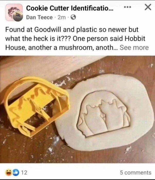 En gul plastkakform på träbord, med deg där formen ser ut som ett hus eller svampmotiv.