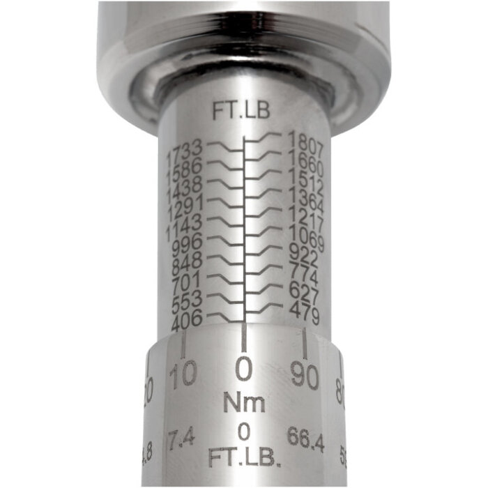 Momentnyckel inställd på 406 ft-lb med skala för ft-lb och Nm.