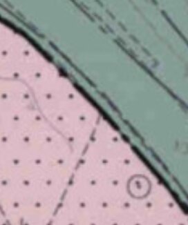 Karta med grönmarkerad allmän plats (park) och rosa/tegelfärgat kvartersmark nära parkeringsplats, avskilt av punktprickad linje.