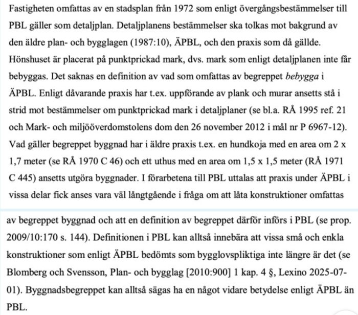 Avsnitt ur juridisk text som förklarar hur byggnadslagar och praxis påverkar markanvändning och definitioner i stadsplanering enligt ÄPBL och PBL.
