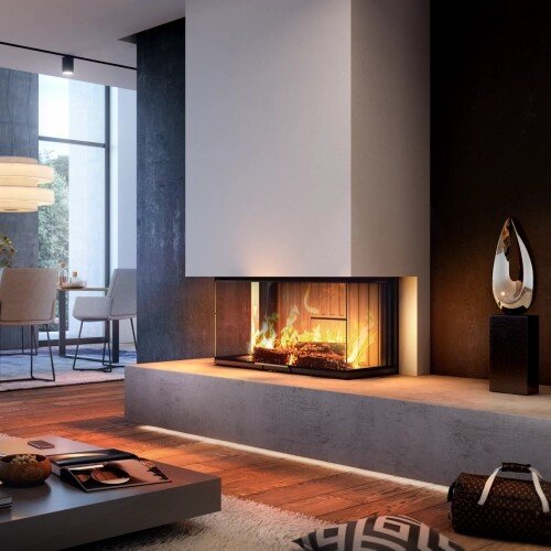 Inbyggd eldstad i modernt vardagsrum med brinnande ved och stor vit konstruktion runt eldstaden.