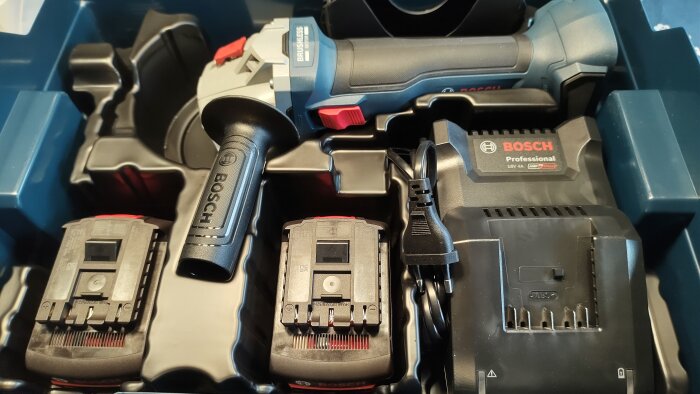 Verktygslåda med Bosch kapmaskin, batterier och laddare.