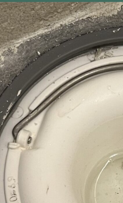 En närbild av en rörkoppling med en klämring, där manschetten är synlig under klämringen.