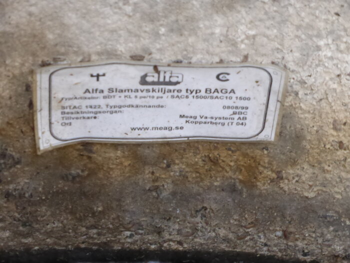 Etikett på Alfa slamskiljare typ BAGA, tillverkad av Meag VA-system AB, med tekniska specifikationer inklusive typgodkännande och kontaktinformation.