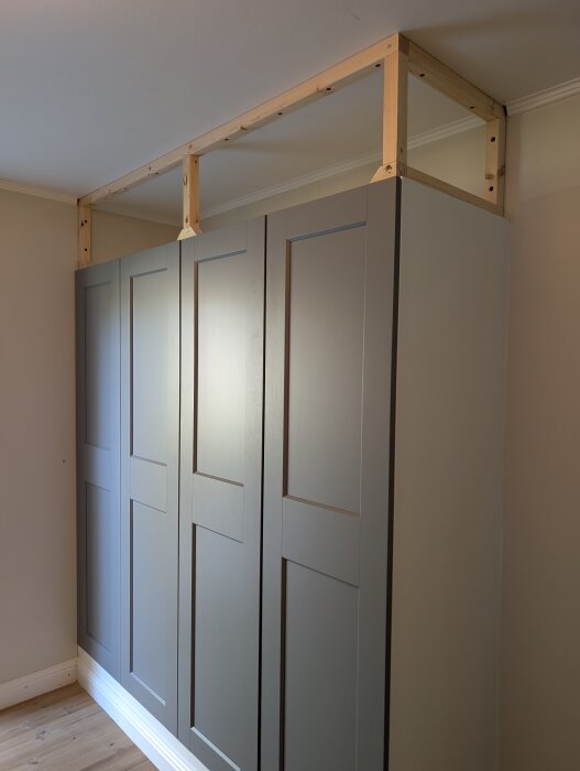 Hemgjorda överskåp för PAX-garderober med täckskivor i MDF och träram för överskåp, monterade på en sockel.