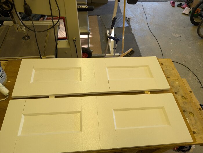 Egna tillverkade överskåpsluckor av mdf i en snickarverkstad, målade med täckfärg för garderobsbygge.