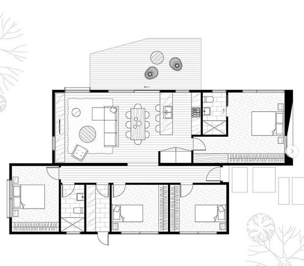 Planritning av ett hus med tre sovrum, kök och vardagsrum samt uteplats.