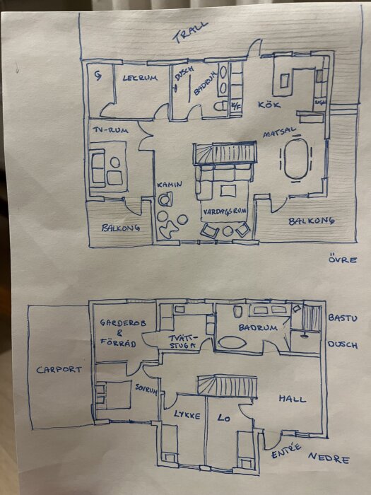 Handritad planlösning av hus med rum som kök, vardagsrum, sovrum, badrum och carport, uppdelat i en övre och nedre våning.