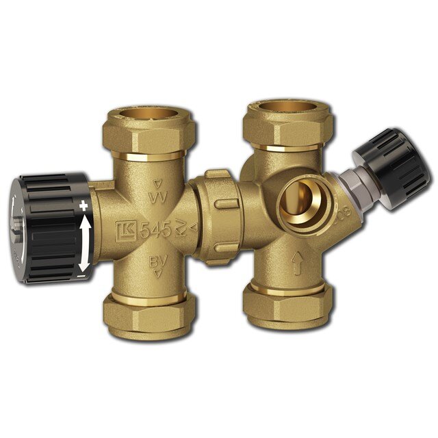 En mässingsventil med flera anslutningar, varav en har en svart justerbar ratt till höger och inristade symboler och siffror.