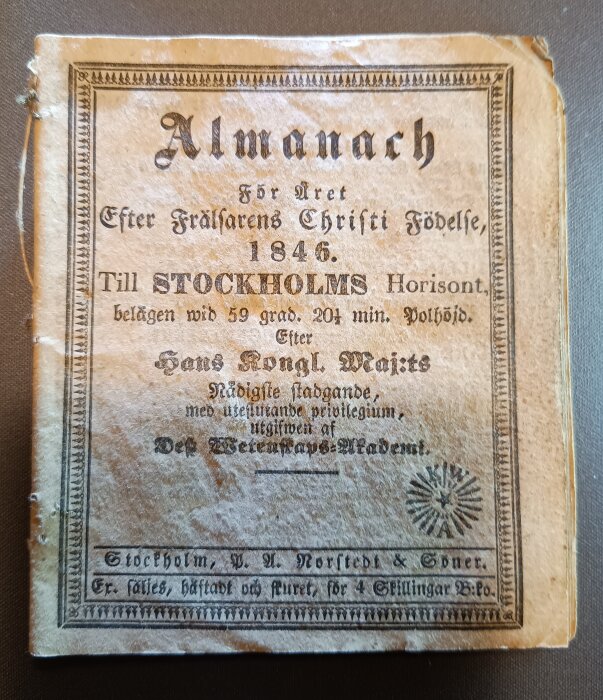 Almanacka från 1846 med antik stil, text om Stockholms horisont och Hans Kongl Maj:ts privilegium.