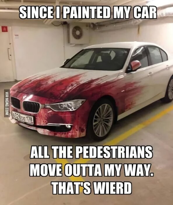 Bil med röd färg som ser ut som blod, parkerad i garage. Rolig text ovanför: "Since I painted my car..." och under: "...all the pedestrians move outta my way. That's weird.