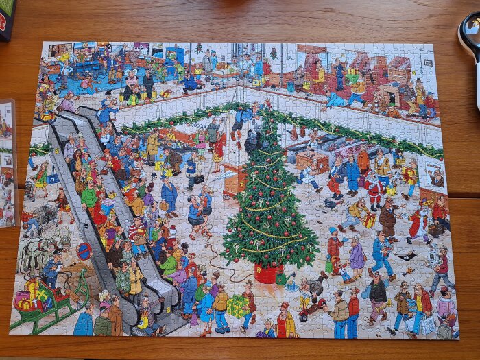 Tecknad bild av ett köpcentrum under julen, med julgran och tomte, människor som handlar och en rulltrappa fylld med folk.