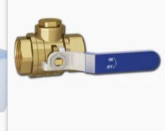 Gul mässingsventil med blå handtag för avstängning av köldbärarsystem.