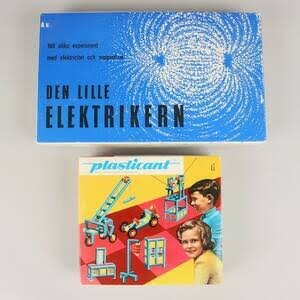 Två kartonger med texten "Den Lille Elektrikern" och "Plastikant", den ena med ett blått mönster, den andra med bilder av barn och leksaker.