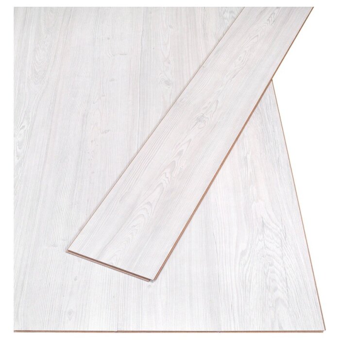 Plankor av ljust Ikea Slätten laminatgolv.