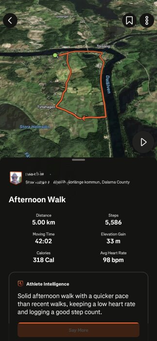 Karta över eftermiddagspromenad på 5 km längs Dalaälven med statistik som steg (5586), tid (42:02), kalori (318), höjdökning (33 m) och puls (98 bpm).