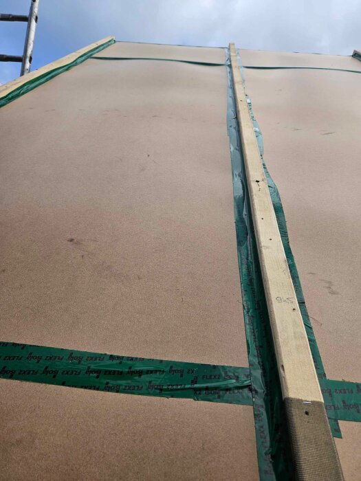 Tak under renovering med ångspärr och isoleringsfack synliga. Nyinstallerade ångspärren ansluts med grönt tätningsband.