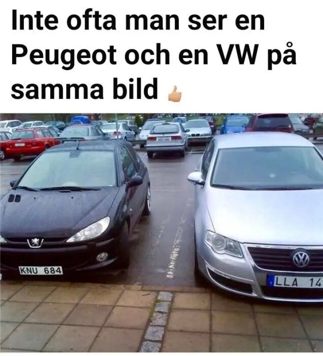 Bilarna Peugeot och VW parkerade bredvid varandra på en parkeringsplats, med regnvatten på marken.