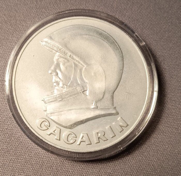 Minnesmedalj med relief av en person i rymdhjälm och texten "GAGARIN", tillverkad av aluminiumlegering från Vostok 1.