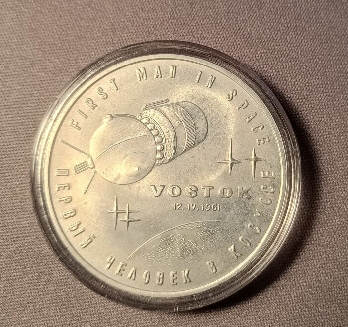 Minnesmedalj med texten "First Man in Space", "Vostok", och bild av rymdfarkost, präglad för att hedra Vostok 1:s rymdresa 1961.