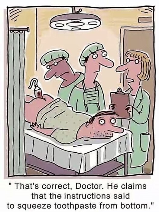 Man på operationsbord med tub bak, tre läkare tittar. Text nedan: "That's correct, Doctor. He claims that the instructions said to squeeze toothpaste from bottom.
