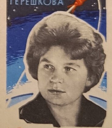 En svartvit bild av en person med en karakteristisk frisyr, omgiven av ett rymdtema i bakgrunden.