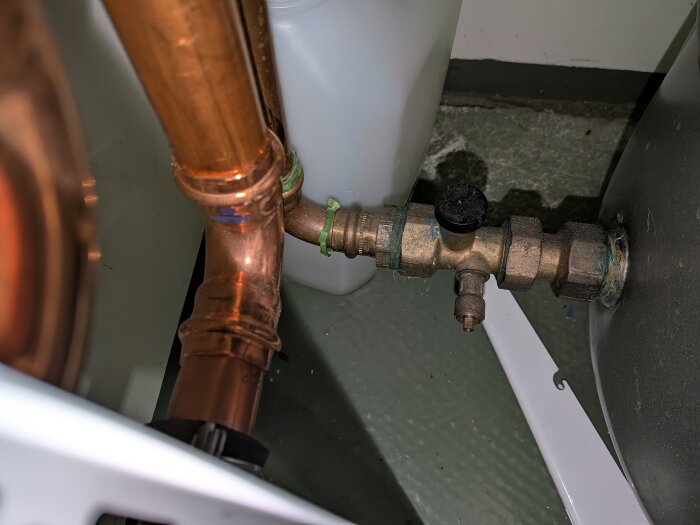 Ventilsäte och kopparrör intill expansionskärl i ett VVS-system, med fokus på ventilmöjlighet att byta kärlet utan vattenläckage.