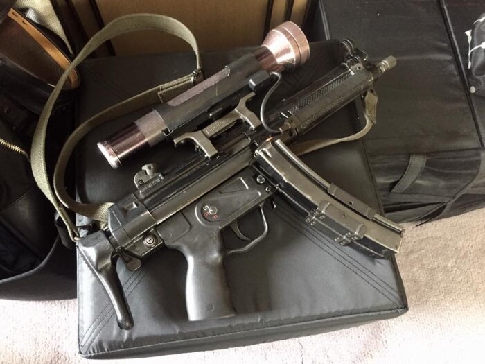 K-pist med fastsatt ficklampa, troligen en Streamlight, på en vadderad yta. Användes av SAS vid Iranska ambassadens stormning.