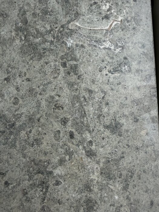 Fönsterbänk i grå sten med mönster och ådringar, original från 1976.