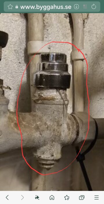 Inringad ventil på rör, potentiell vakuumventil.