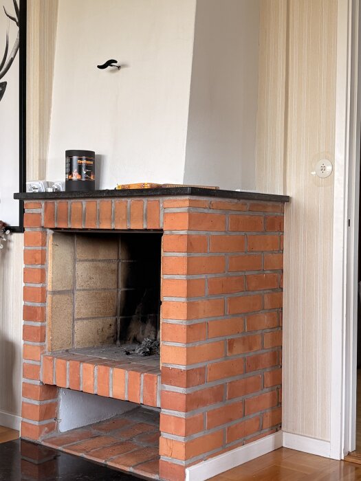 Tegelspis med vinklad kupa, öppet utrymme under och föremål ovanpå en svart skiva.