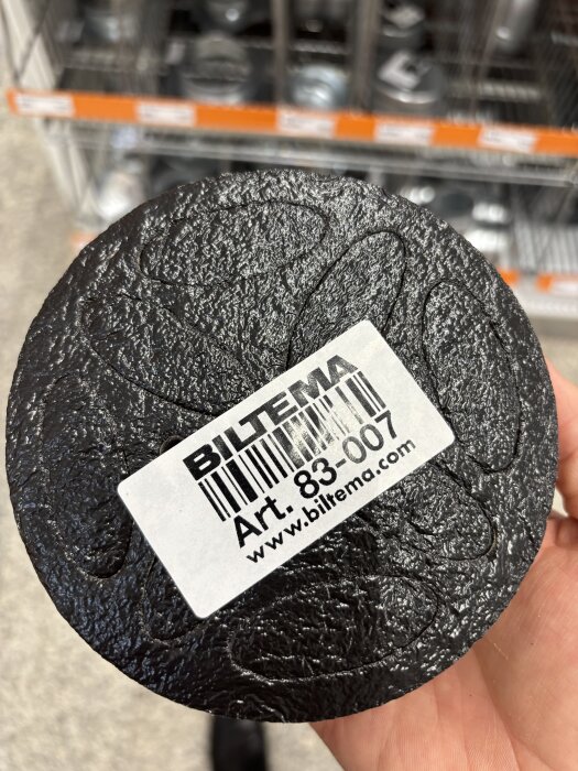 Svart perforerat lock från Biltema, artikelnummer 83-007, visas i butiksmiljö. Används för att ta bort önskat antal delar.