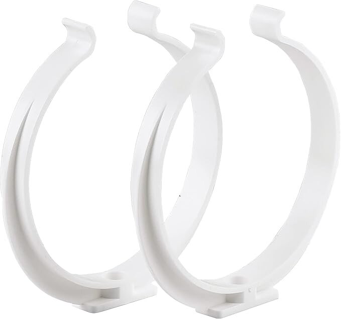 Två vita plastfästen för rörmontering på vägg eller tak, lämpliga för att hålla spårör enligt diskussionsämnet i forumet.