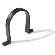 Metallfäste för rörmontering på vägg eller tak, format som en båge med monteringshål i ändarna.