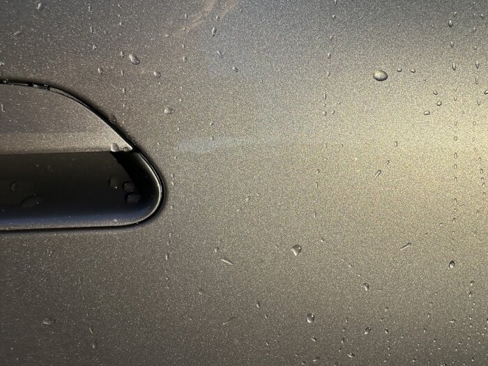 Bilens lack med vattendroppar och en luftventil efter rengöring med bra avrinning.