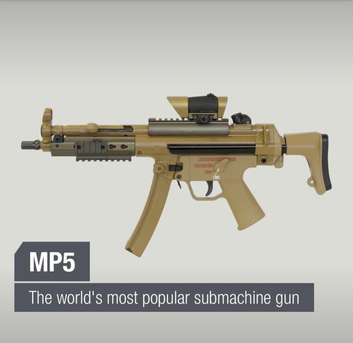 Guldfärgad MP5 k-pist med sikte och tillbehör, visas i profil mot ljus bakgrund.