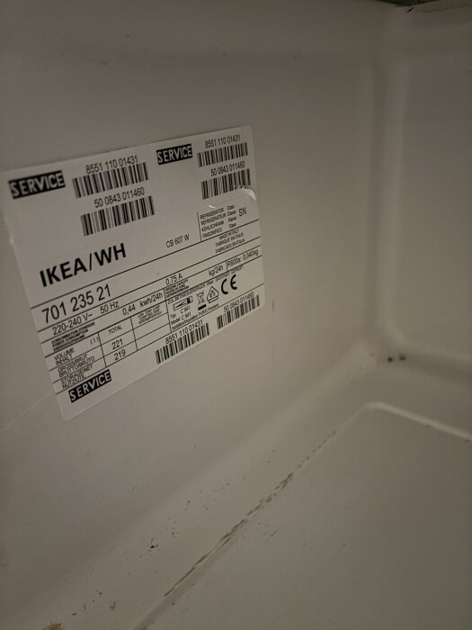 Etikett inuti ett Ikea-kylskåp modell CB 607, visar specifikationer och serienummer.