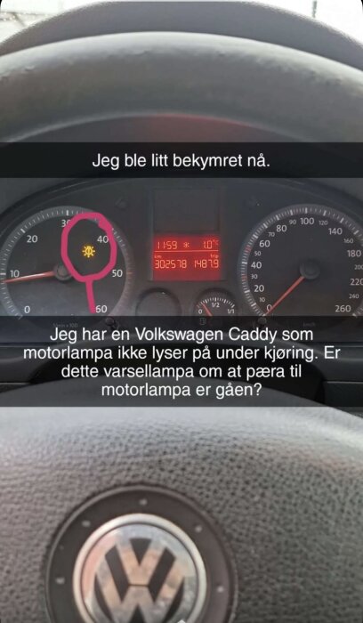 Instrumentpanel i en Volkswagen Caddy med en varningssymbol för motorlampa markerad. Text om oro för att lampan inte lyser under körning.